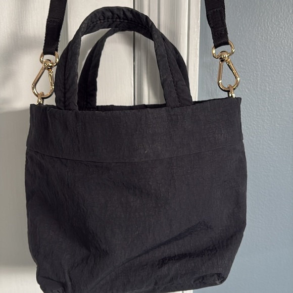 Lululemon Handbag, Used but Good Condition,adjustable shoulder strap and handles - Picture 4 of 9
